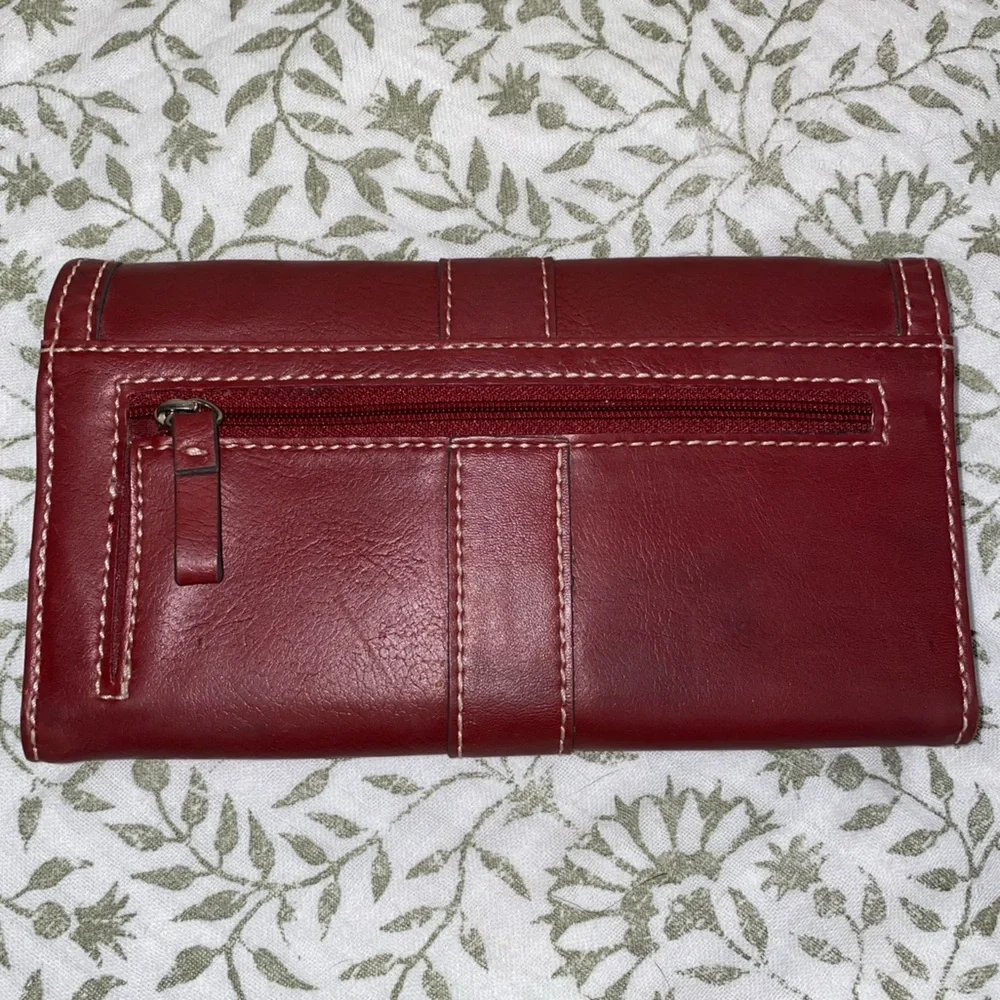 Liz & Co. Vintage Red Leather Wallet with Silver Accent - Picture 5 of 5